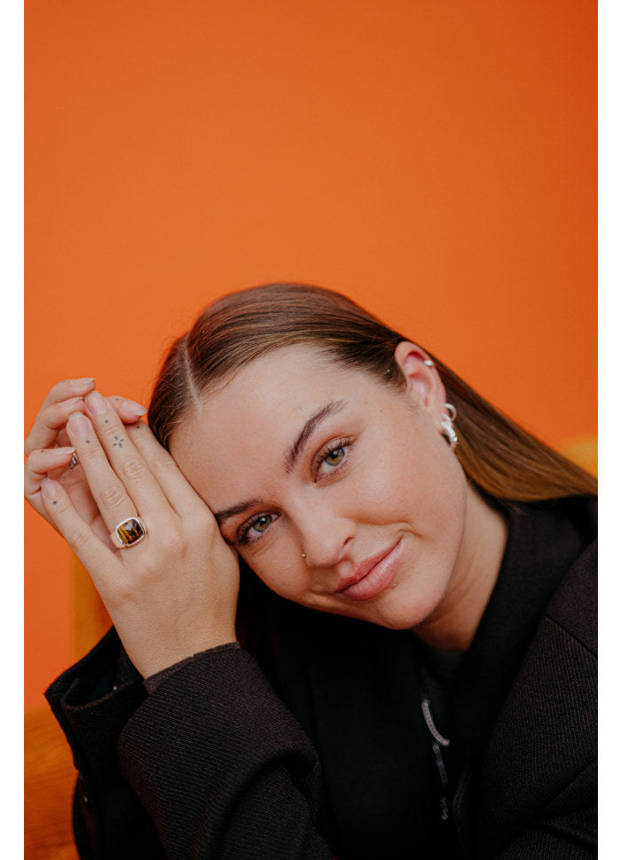 IX STUDIOS - CUSHION SIGNET RING TIGER EYE SØLV